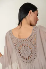 Blusa italiana color beige de seda y viscosa, con espalda de crochet.