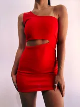Minivestido rojo de fiesta, con un solo hombro y abertura en la cintura.