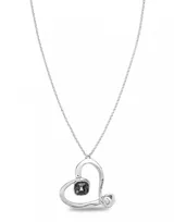 Colgante largo con cadena plateada y dije en forma de corazón con cristal facetado negro.
