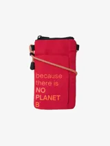 Bandolera roja con cierre superior negro y correa larga de cordón ajustable en naranja y negro. Estampado frontal con la frase "because there is NO PLANET B" en color naranja.
