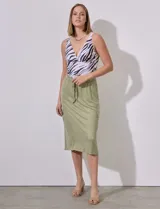 Falda midi color beige de modal, con pretina elastizada con cordón ajustable, corte recto y bolsillos cargo laterales.