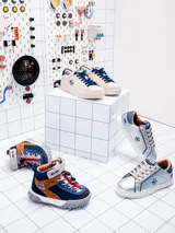 Championes urbanos de edición limitada inspirados en R2-D2, color beige con detalles en azul marino. Presentan aplique lateral con el diseño del droide, cordones azules y etiqueta de Star Wars en la lengüeta. Confeccionados en una combinación de cuero y descarne.