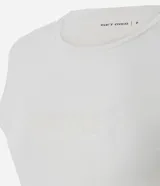 Remera deportiva de manga corta y cuello redondo, confeccionada en tejido crepe de poliamida. Presenta un diseño liso en color blanco con estampa frontal con la palabra 'Practice' en efecto gel.