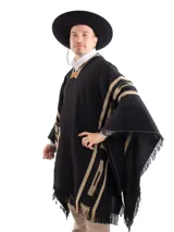 Poncho de tejido de punto en color negro con detalles geométricos en color beige, con terminaciones de flecos en el ruedo.