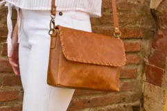 Bandolera de cuero color camel con correa larga regulable.