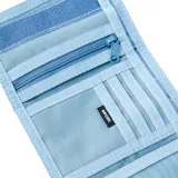 Billetera Rip Curl de pana celeste con logo bordado en amarillo. Diseño plegable con cierre de velcro y ribete de tela.