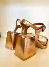 Sandalias de fiesta color cobre con acabado metalizado, plataforma delantera, tacón ancho y tobillera ajustable.