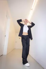 Pantalón de vestir color negro, de corte sastrero.