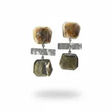 Aros colgantes de diseño geométrico, elaborados artesanalmente en resina con acabado marmolado en tonos visón, gris y beige. Presentan una estructura articulada con piezas de diferentes formas y texturas que aportan movimiento.