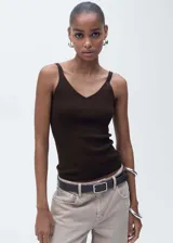 Top de punto fino color marrón chocolate, con cuello en pico y tirantes finos. Presenta un diseño entallado al cuerpo.