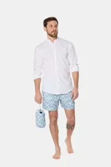 Short de baño celeste con estampado de flores blancas, cintura elástica con cordón ajustable, bolsillos laterales y suspensor de malla fina.