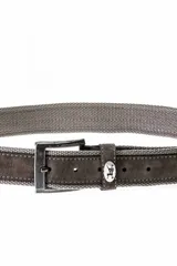 Cinturón de yute y nobuc color marrón con hebilla rectangular metálica plateada y detalle de pin metálico con logo.