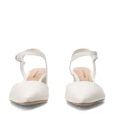 Zapatos de mujer Bottero con diseño abierto, punta fina y taco block. Presentan una tira ajustable al tobillo con hebilla metálica.