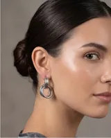 Caravanas colgantes de acero italiano con diseño de doble aro entrelazado.