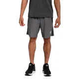 Short deportivo Umbro Pro Run color gris oscuro, con logo Umbro en la pierna derecha.