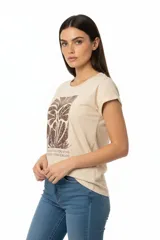 Remera de algodón color beige, de corte holgado con cuello a la base y mangas cortas con dobladillo. Presenta un estampado frontal con diseño botánico y texto en tonos marrones con acabado metalizado.