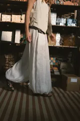 Pantalón negro de tiro alto y corte palazzo.