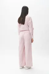 Pantalón pijama de algodón a rayas verticales, corte ancho y seis bolsillos.