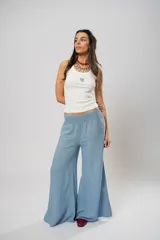 Pantalón celeste de corte palazzo, con cintura elastizada y tiro alto.