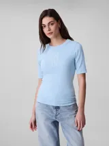 Remera de algodón canalé con cuello redondo y mangas cortas. Presenta un ajuste al cuerpo y el logotipo de la marca estampado en el centro del pecho.