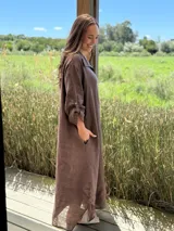 Vestido camisero amplio y largo color marrón chocolate, fabricado en Italia, con botones de nácar, cuello camisero y bolsillos laterales.