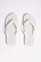 Ojota de hombre marca Mistral, color blanco con detalles de líneas negras en el borde de la suela. Presenta textura rayada en la base y logo de la marca en relieve tanto en la plantilla como en las tiras.