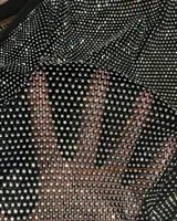 Minifalda plateada con brillos y cintura elástica negra.