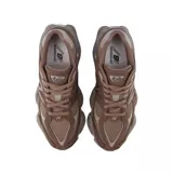 Championes New Balance modelo 9060, color marrón con detalles en tonos tierra. Presentan un diseño robusto con capas superpuestas de gamuza y malla, entresuela con tecnología ABZORB y logo N característico en los laterales.
