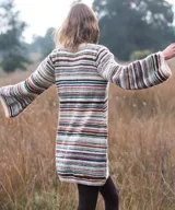Vestido midi de punto tejido a mano en lana merino, con diseño de rayas horizontales multicolor, cuello redondo y mangas largas oxford.
