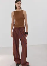 Pantalón cargo de algodón con diseño a rayas, cintura ajustable con elástico y bolsillos laterales con solapa.