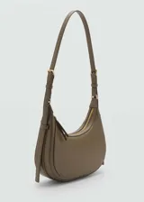 Bolso de hombro tipo hobo con diseño de media luna, confeccionado en material efecto piel. Cuenta con cierre de cremallera, forro interior y asa ajustable con hebillas metálicas.