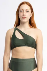Top de bikini verde militar brillante, de un solo hombro con abertura en el frente.