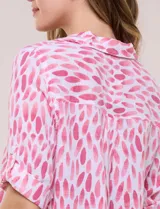 Camisa de lino sintético con estampado floral en tonos azules y beige sobre fondo blanco, de corte holgado, mangas tres cuartos y cuello camisero.