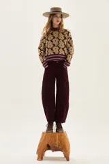 Pantalón de pana con corte barrel, de tiro medio y pierna redondeada. Cuenta con cierre frontal y bolsillos laterales.