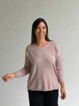 Sweater de punto fino en color rosa melange, con escote en V y mangas largas de corte holgado.