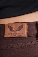 Pantalón mom jean color beige, de tiro alto, con bolsillos delanteros y traseros, y ruedo doblado.