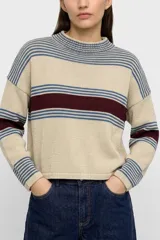 Sweater de punto corto con diseño a rayas horizontales en tonos beige, azul y bordó, cuello redondo y mangas largas con hombros caídos.