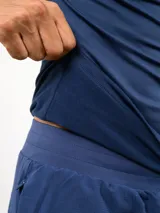 Remera térmica de manga larga Umbro, color azul marino, con cuello redondo y logo de la marca estampado en el pecho.