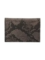 Porta documentos o tarjetero de cuero vacuno con estampado de piel de serpiente en tonos grises y marrones. Presenta un visor y múltiples ranuras para tarjetas y documentos.