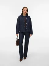 Campera de denim azul oscuro con cierre frontal de botones metálicos, bolsillos frontales aplicados y cuello camisero, de corte recto y holgado.