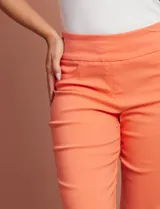 Pantalón capri color coral de gabardina elastizada marca Ruby Rd. con pretina ancha elastizada, bolsillos delanteros simulados y bolsillos traseros aplicados.