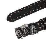 Cinturón de cuero sintético negro con tachas metálicas pequeñas y hebilla decorativa con diseño de tres calaveras.