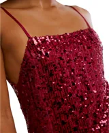 Vestido corto de tirantes finos con escote recto, confeccionado en tejido cubierto de lentejuelas brillantes. Presenta un corte ajustado con una abertura lateral en el ruedo.