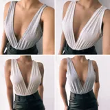 Body de algodón color gris con escote en V profundo y breteles anchos.