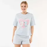 Pijama corto de dos piezas en color celeste, compuesto por una remera de manga corta con estampa frontal de Stitch y un corazón con la frase "I Heart You", y un short a rayas verticales con cintura elástica.