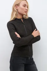 Campera tejida verde oliva con cierre frontal y cuello redondo.