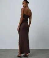 Vestido midi de Blue Steel color marrón, con textura en relieve, escote strapless, diseño ajustado al cuerpo con recorte cut out lateral en la cintura y tajo en la falda.