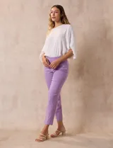 Pantalón recto color verde esmeralda de gabardina elastizada, marca Zac & Rachel. Pretina ancha con faja interna modeladora. Delantera con bolsillos simulados. Trasera con bolsillos ojal.