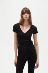 Remera de manga corta, ajustada al cuerpo, con cuello en V y diseño básico.