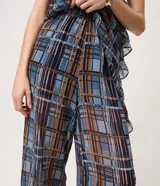 Pantalón Marfinno de chiffon con estampado de cuadros escoceses, calce amplio, cintura elastizada y lazos ajustables en el bajo. Cuenta con forro interior.